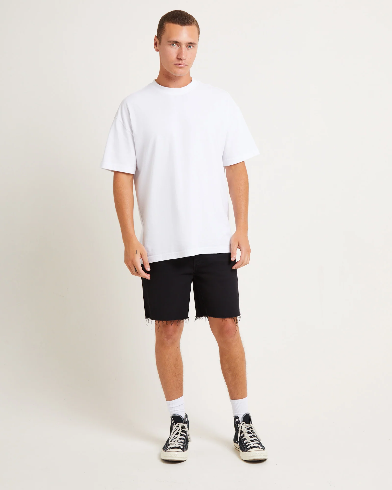 L Two Denim Shorts in Blackout - Image 3