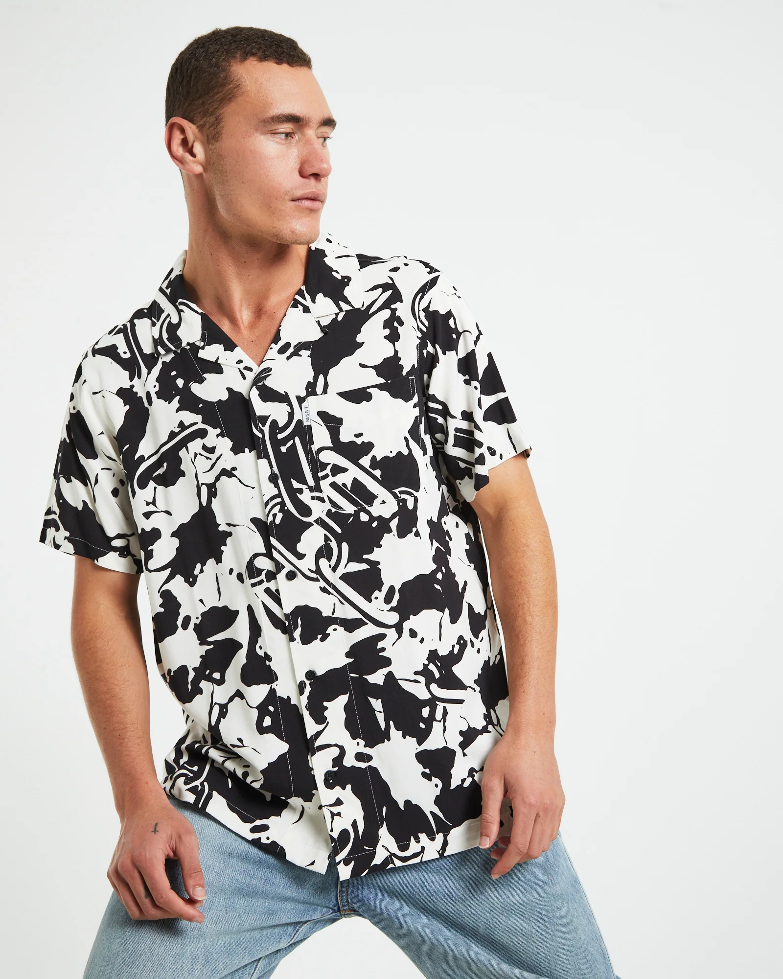 Mandiball Short Sleeve Shirtin Black
