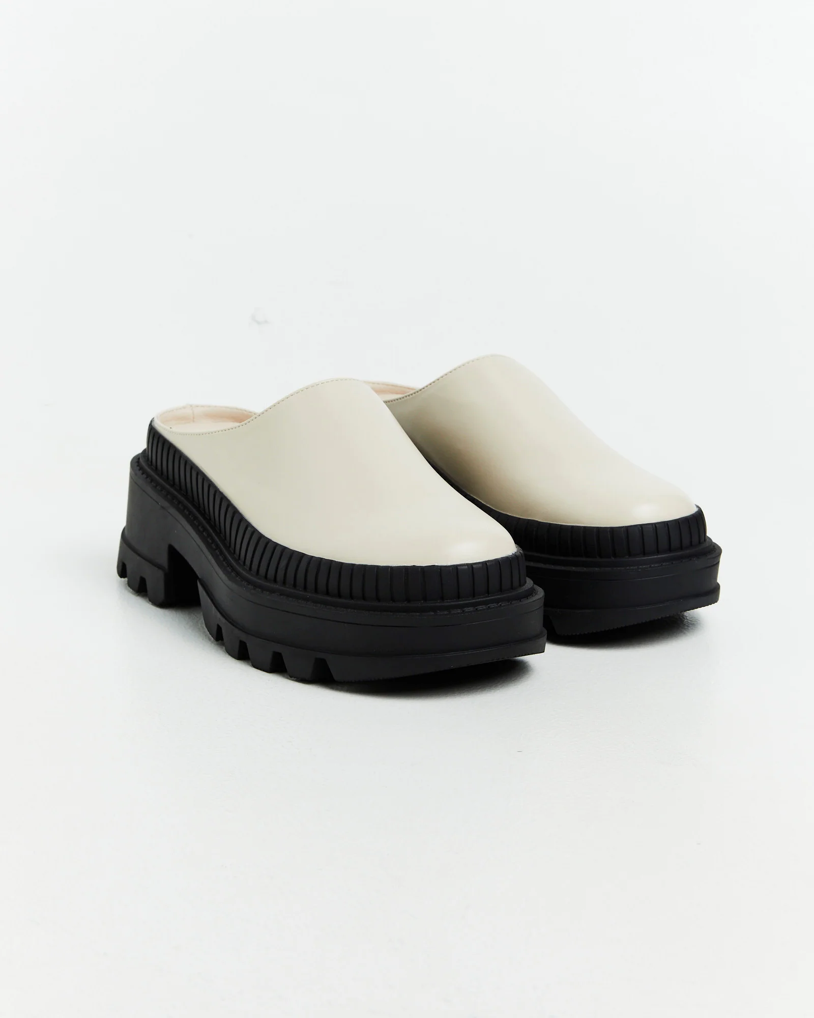 Platform Clogs Vanilla/Black - Image 3