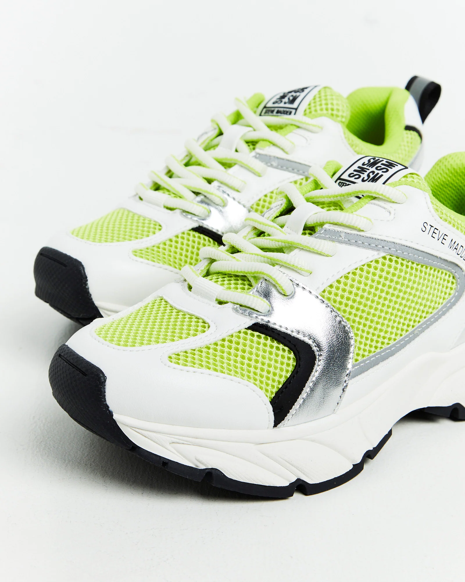 Standout Sneakers Neon Lime - Image 3